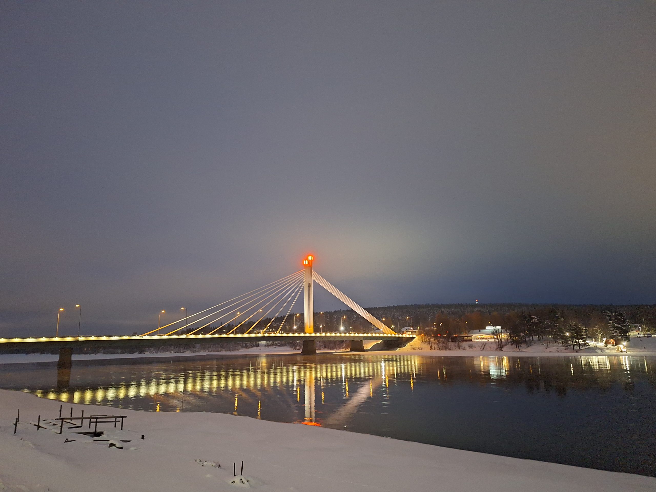 Kuvassa Rovaniemen Jätkänkynttilä-silta iltahämärässä.